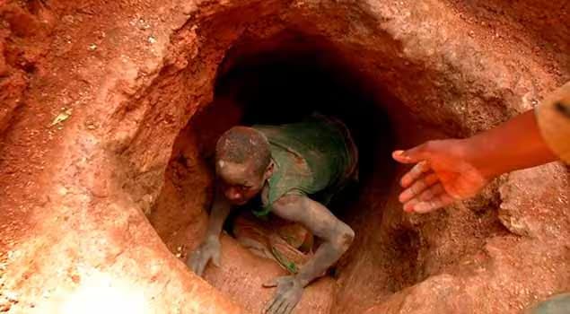 hombre saliendo de una cueva polvorienta