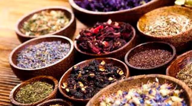 hombre saliendo de una cueva polvorienta