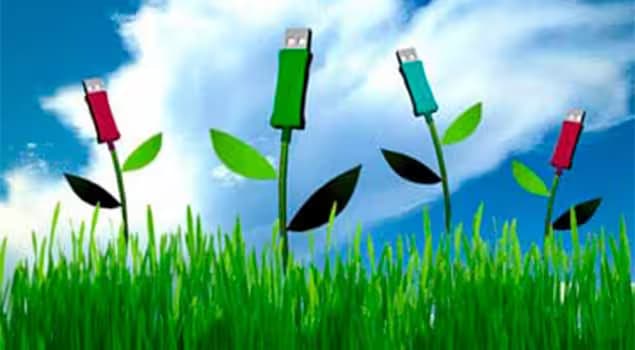 hombre saliendo de una cueva polvorienta