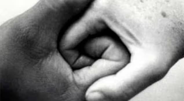 hombre saliendo de una cueva polvorienta